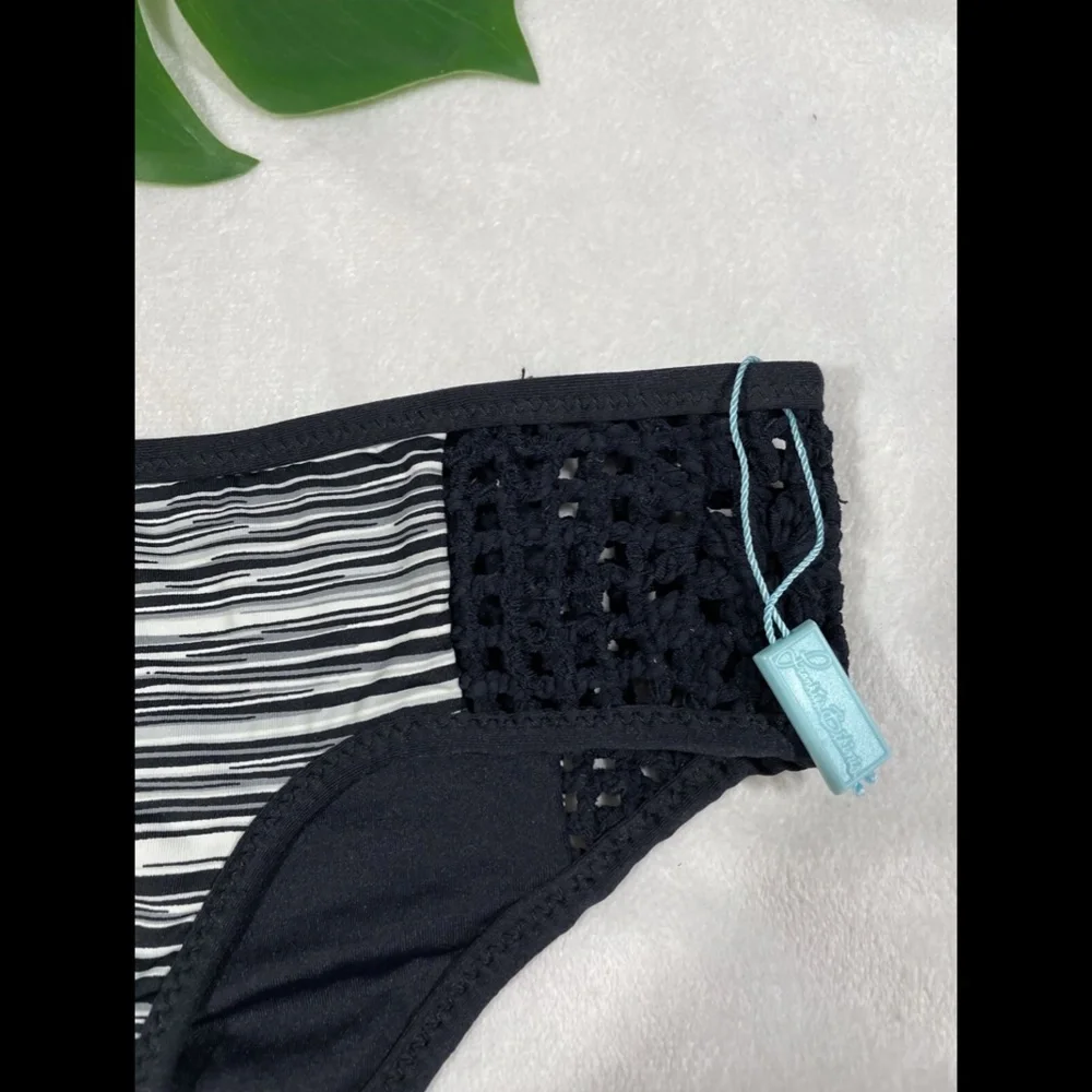 NEW FRANKIES BIKINIS‎ Koa Crochet Bikini Bottom in Strom [SZ Medium ]